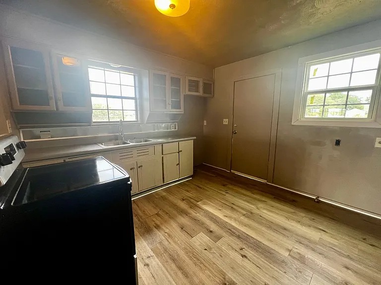 220 N 6th St — Photo 3