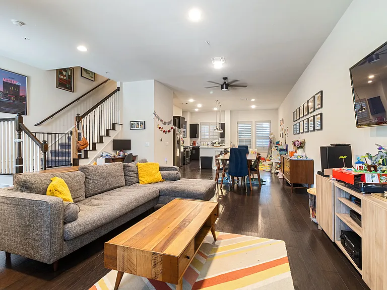 2703 Zach Scott St — Photo 3