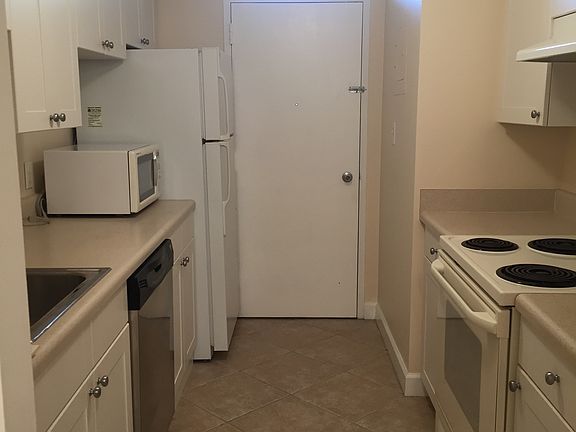 2nd image of 700 Melrose Ave APT J3