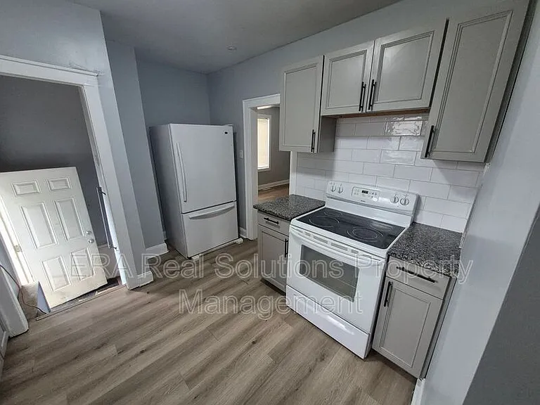 1042 E 14th Ave — Photo 3