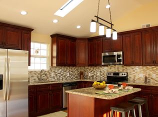 14 Gaping Rock Rd, Levittown, PA 19057