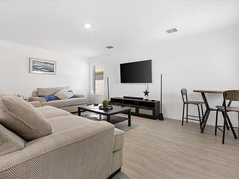 3 bed, 1505 sqft, $1,975 — Photo 3