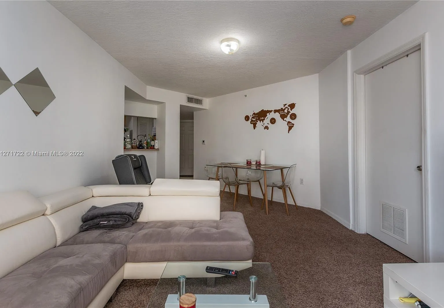 3 bed, 1002 sqft, $2,600 — Photo 2