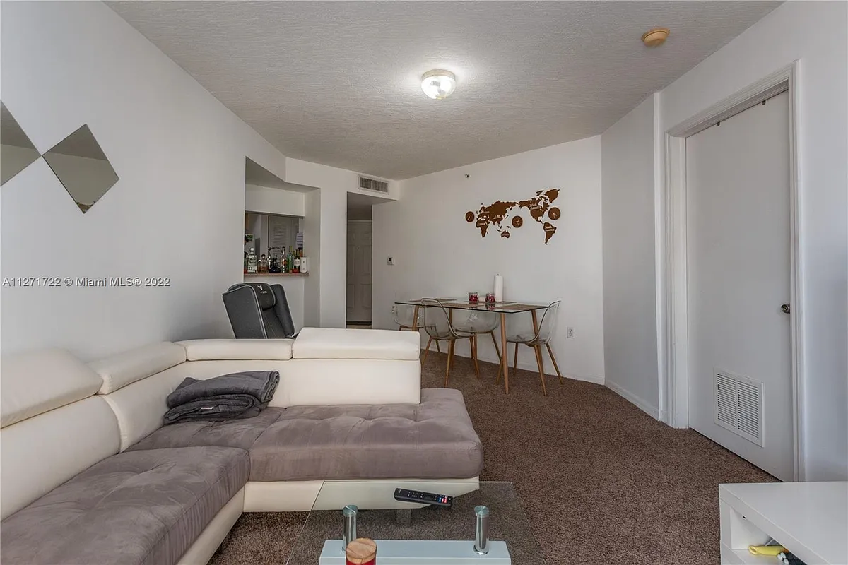 Building Photo - 102 SW 6th Ave #202