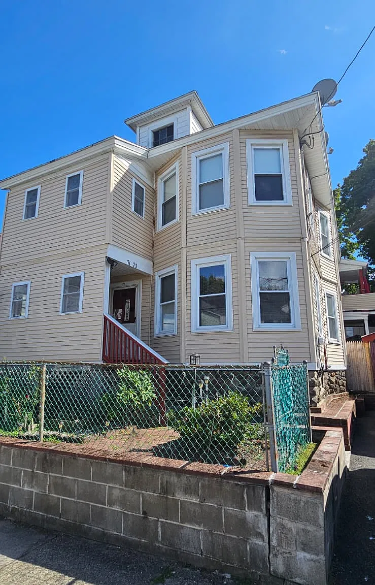 3 bed, 1300 sqft, $2,600 — Photo 2