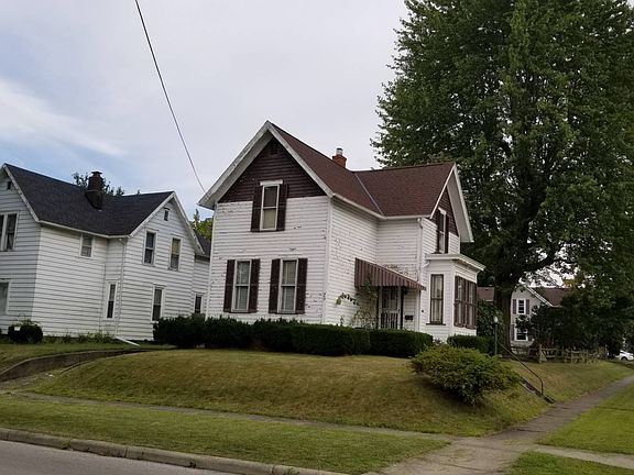 3rd image of 301 E Lucas St