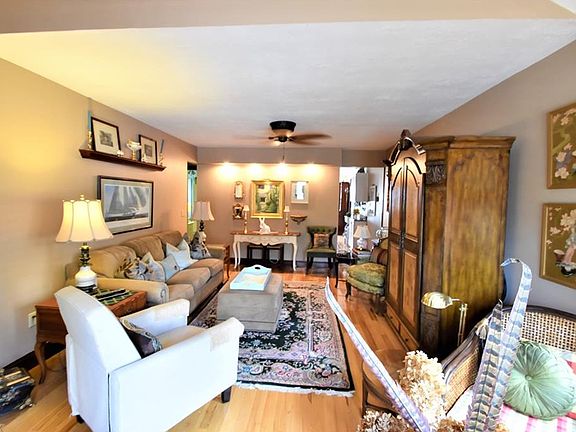 3rd image of 194 Brookshore Dr