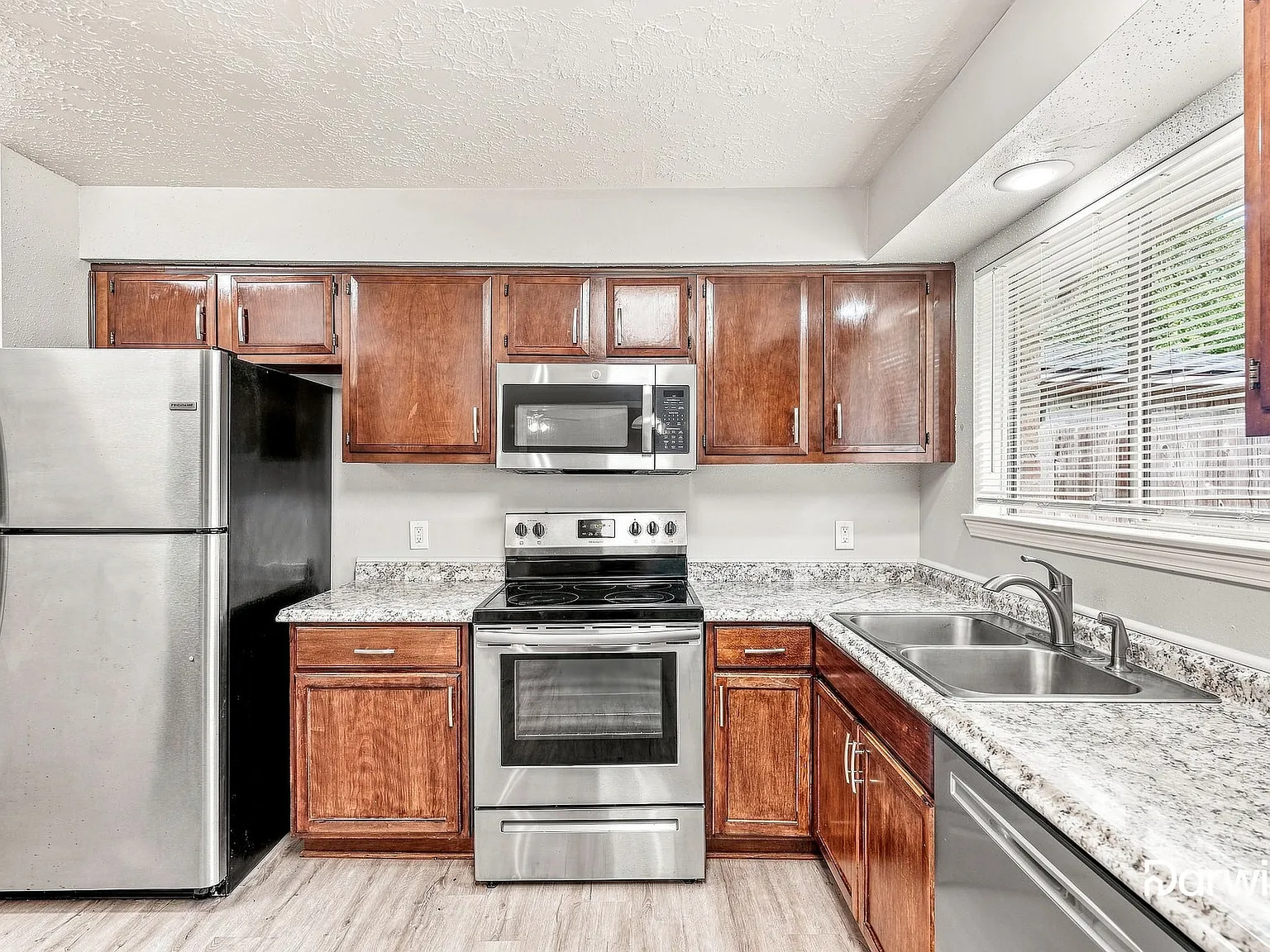 3 bed, 2.0 bath, 1624 sqft, $1,760 — Photo 4