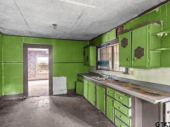 3rd image of 524 Pierce Ln