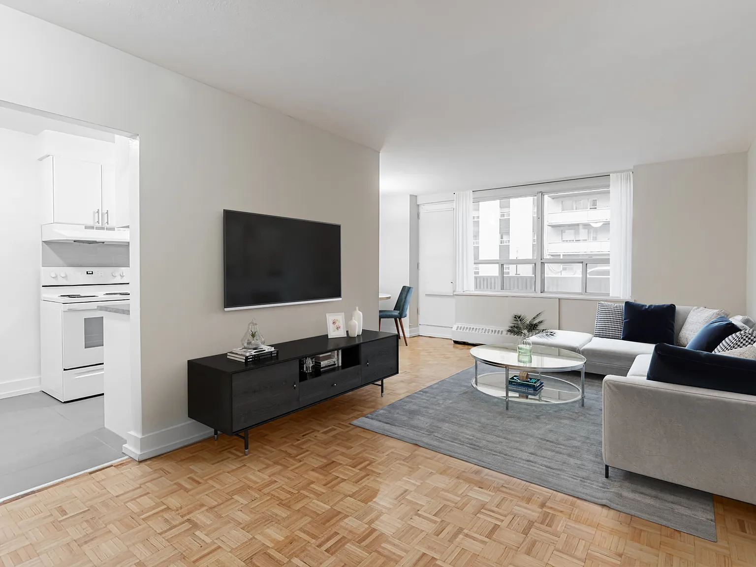 707 Finch Avenue West — Photo 3