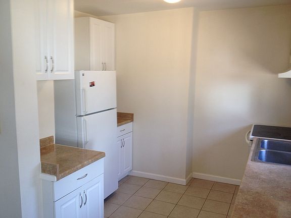 Kitchen. Viewing back wall