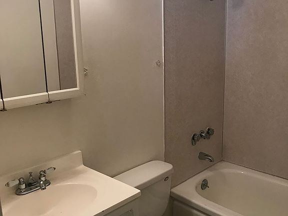 2nd image of 608 26th St APT 04