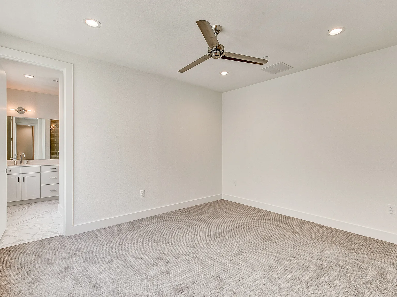 2 bed, 2.5 bath, 1375 sqft, $3,100 — Photo 2