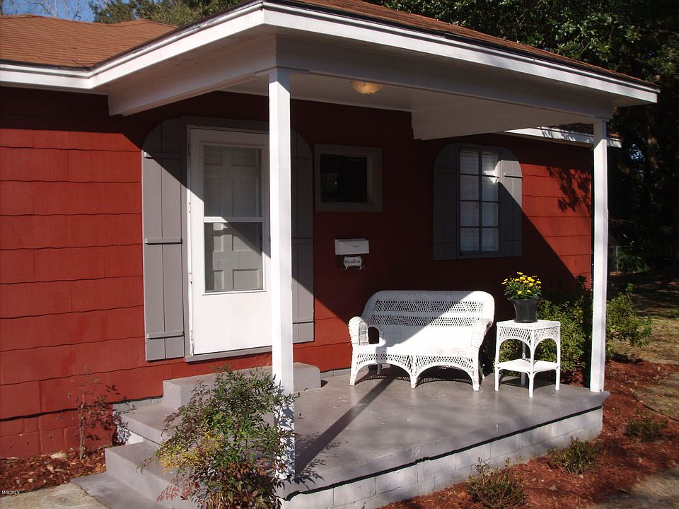 1st image of 320 West Dr