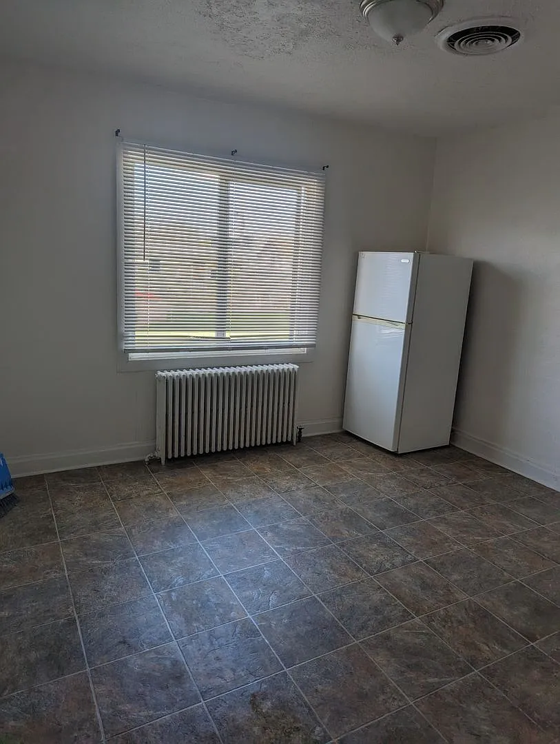 Building Photo - 814 7th St #1-6