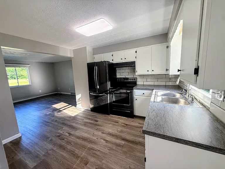 5224 S Main St — Photo 4