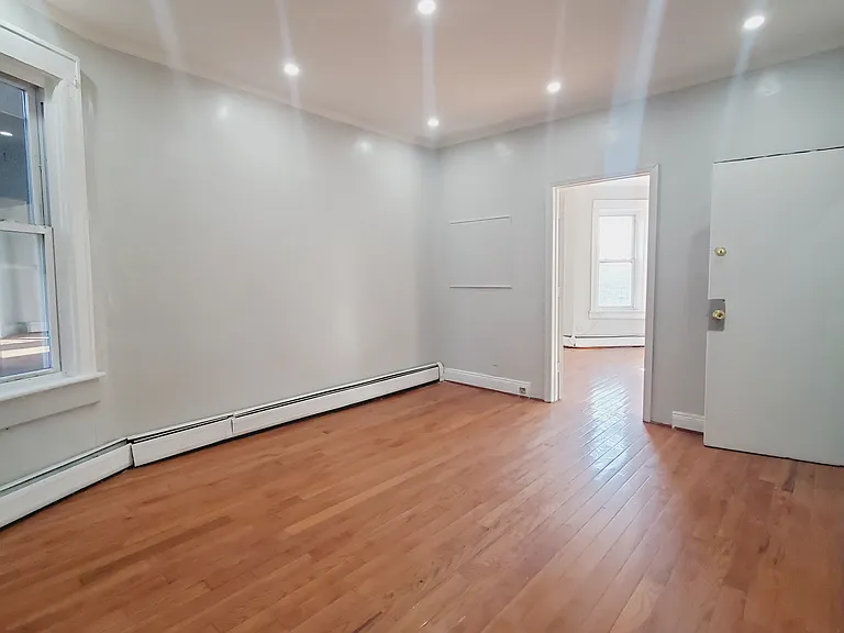 128 Bergen Ave #2E — Photo 4