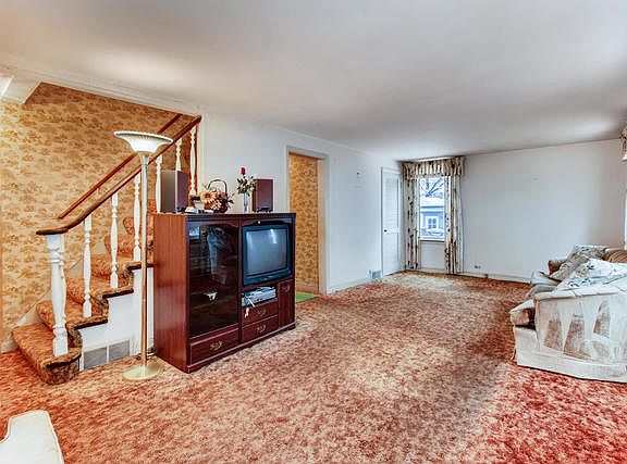 3rd image of 2611 Silver Creek Dr