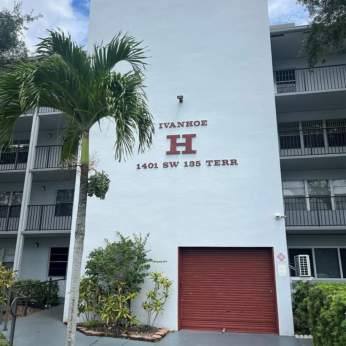 1 bed, 1.5 bath, 702 sqft, $1,600 — Photo 2