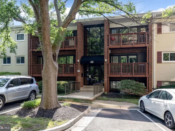 49 Skyhill Rd APT 201, Alexandria, VA 22314