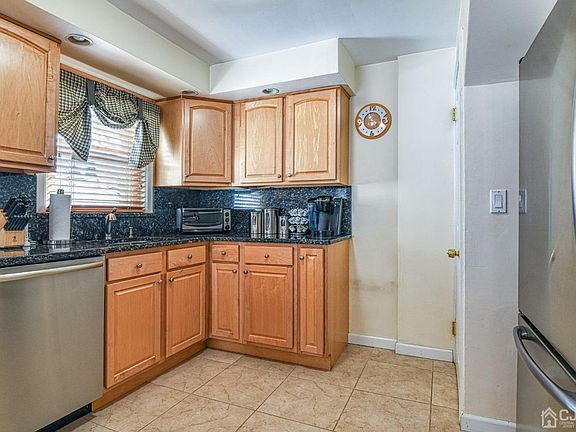 4th image of 719 Larch St