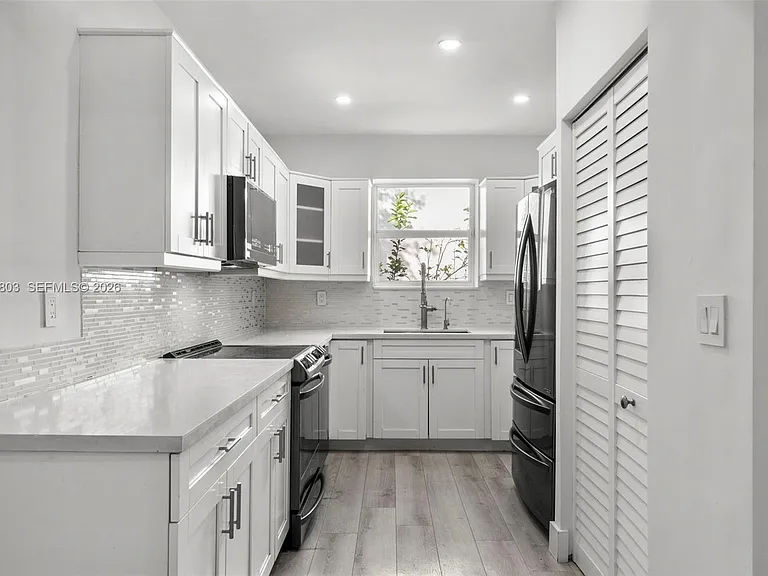 1262 SW 15th Ter — Photo 8