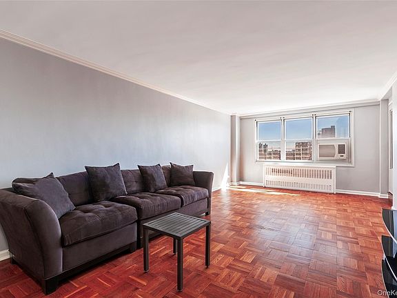 2nd image of 3935 Blackstone Ave APT 3G