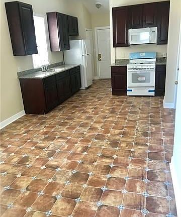 4th image of 823 De Armas St