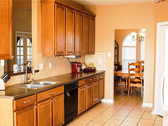 4th image of 184 Country Manor Ln