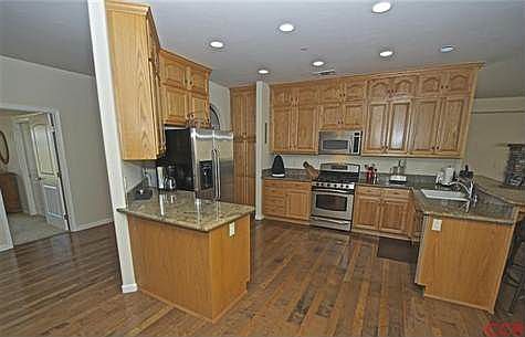 GORGEOUS KITCHEN W/ GRANITE COUNTERS AND STAINLESS APPLIANCES