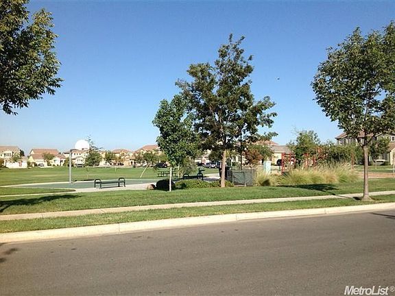 4th image of 561 Ashwood Ln