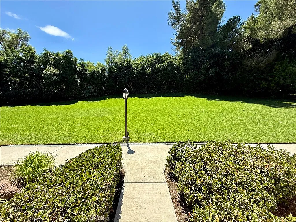 3 bed, 2.5 bath, 1610 sqft, $4,900 — Photo 2