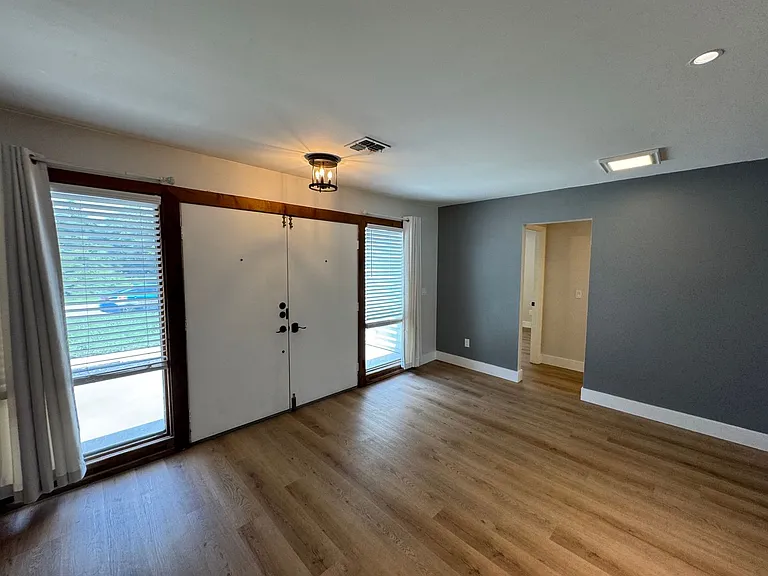 107 S Deerwood Ave — Photo 3