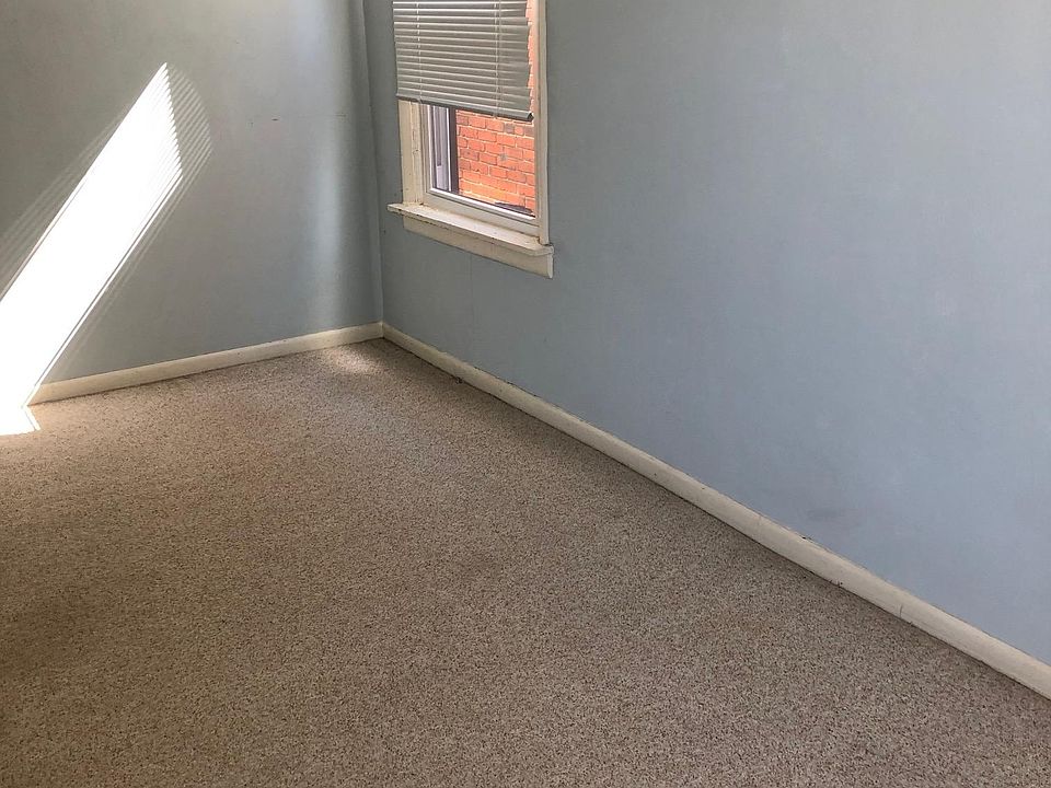Second (smaller) bedroom