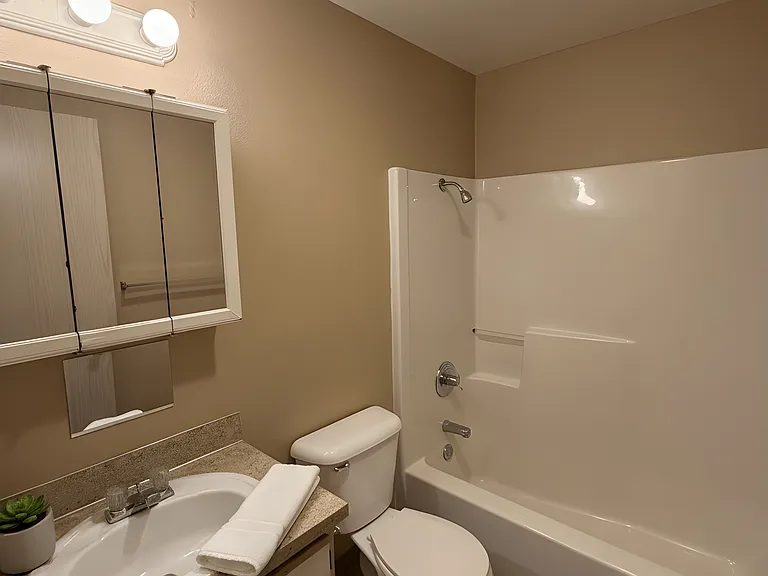 1048 Ridgefield Ct — Photo 5