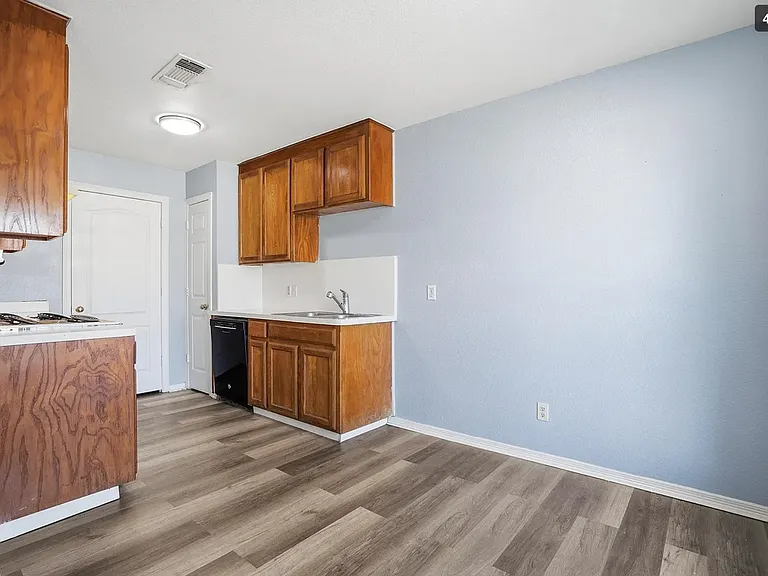 609 Race St #B — Photo 4