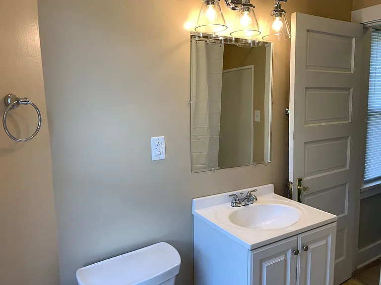 344 Clarence St — Photo 3