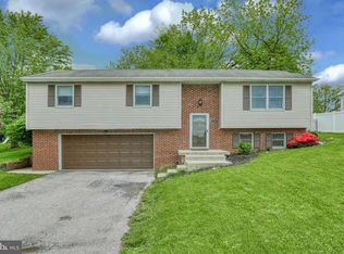 340 Franklin Square Dr, Dallastown, PA 17313