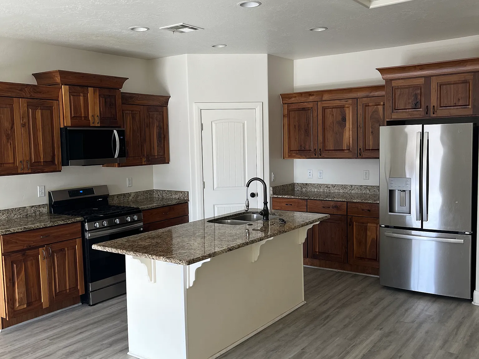 3 bed, 1568 sqft, $1,950 — Photo 4