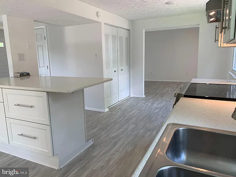 8406 Woodford Ct — Photo 7