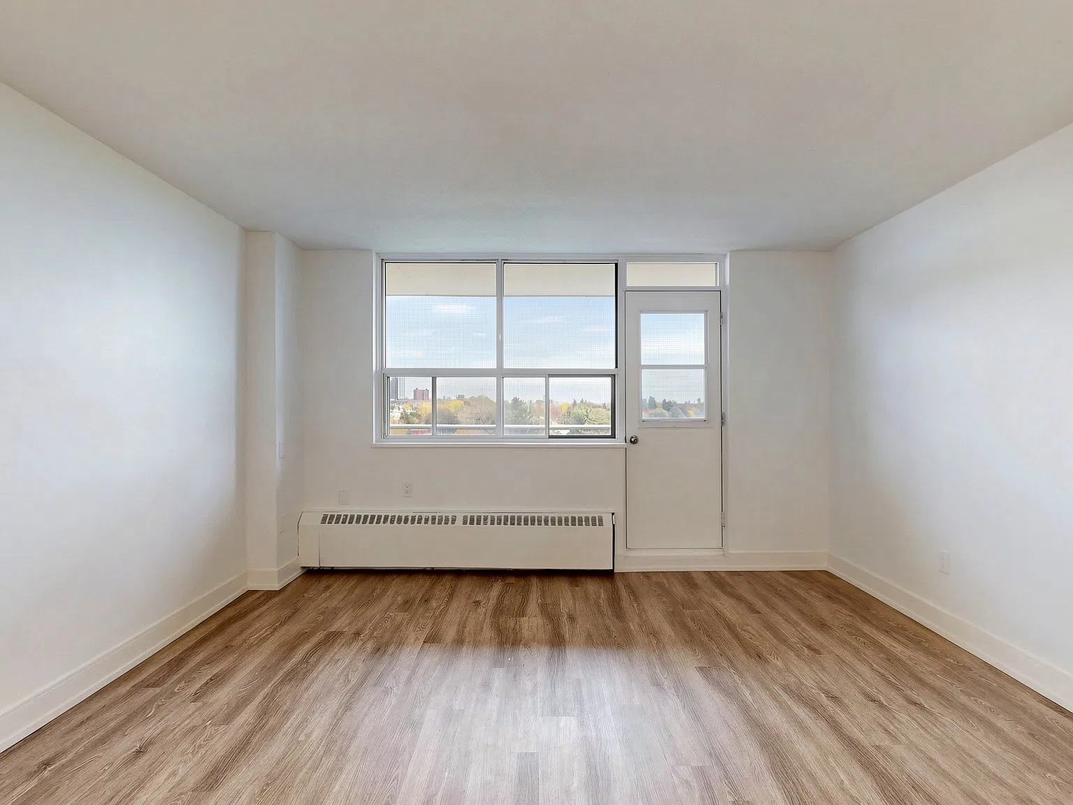 100 Dundas Street East — Photo 4