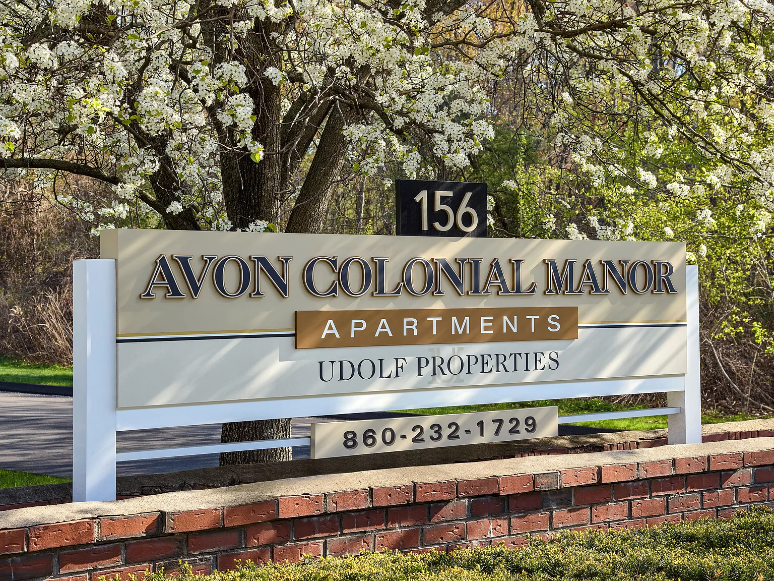 Avon Colonial Manor — Photo 1
