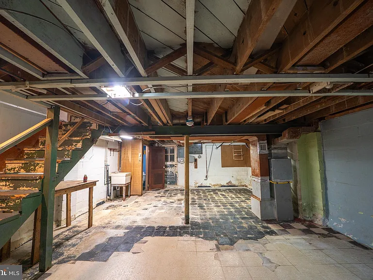 705 Eastshire Dr — Photo 32