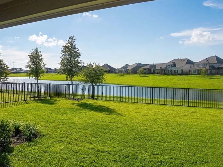 2613 Lago Costa Dr — Photo 2