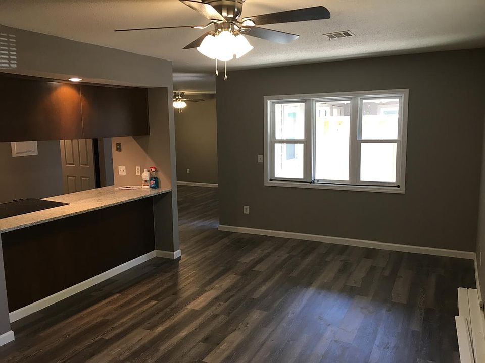 Living Room w/Eat-In Bar