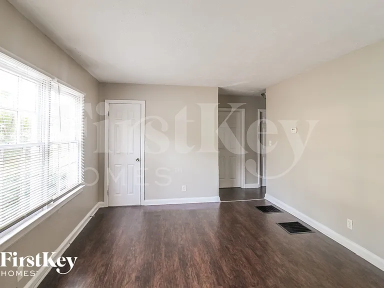 1823 Lee St — Photo 2