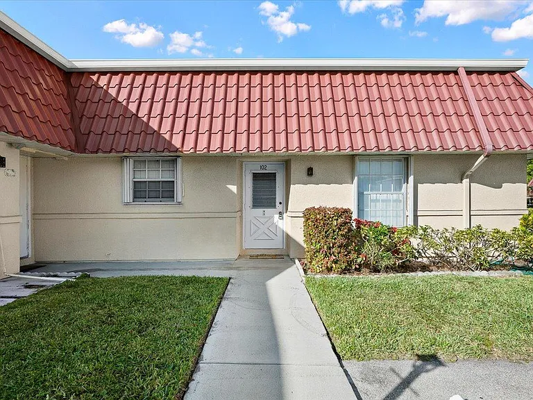 102 Amherst Ln — Photo 3