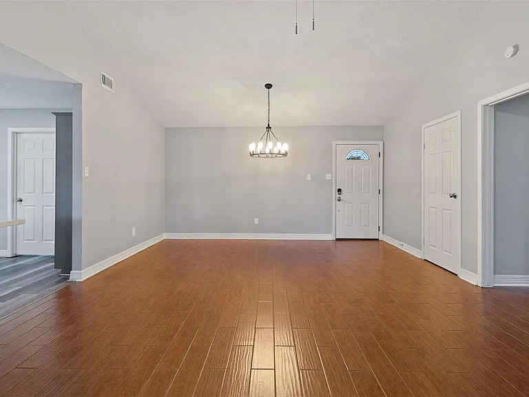 210 Pecan Valley Ct — Photo 5