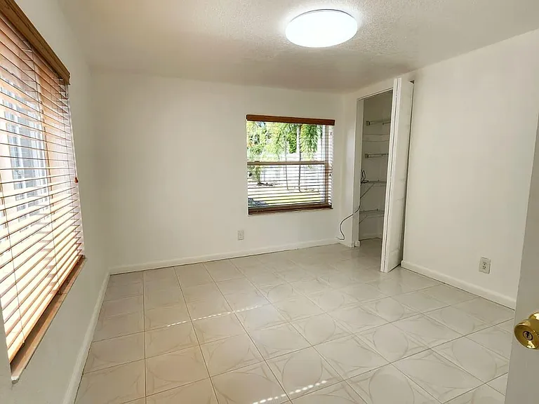 617 NE 8th Ave — Photo 37