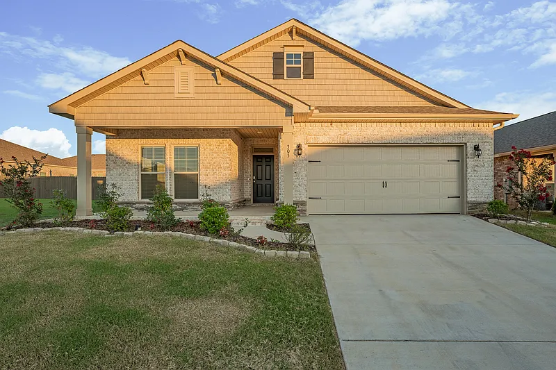 4 bed, 3.0 bath, 2109 sqft, $2,025 — Photo 1